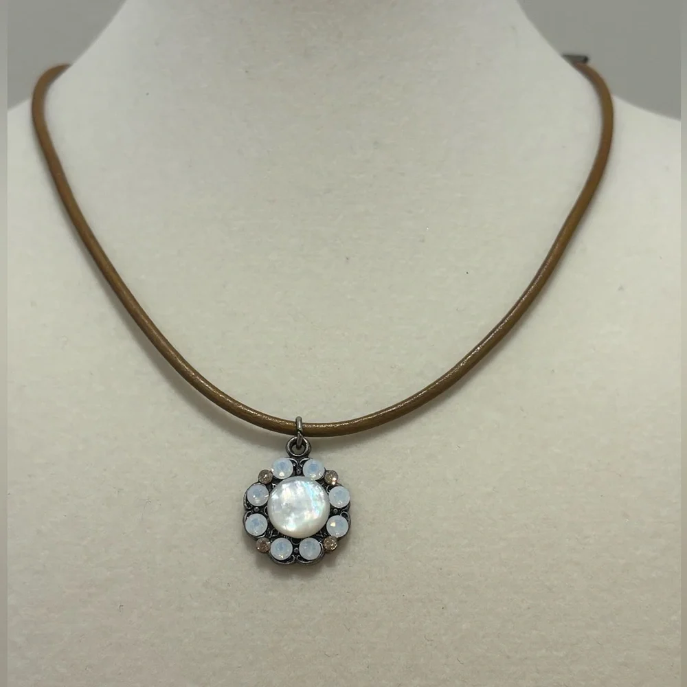 NECKLACE WITH FAUX LEATHER ROPE - Picture 1 of 3